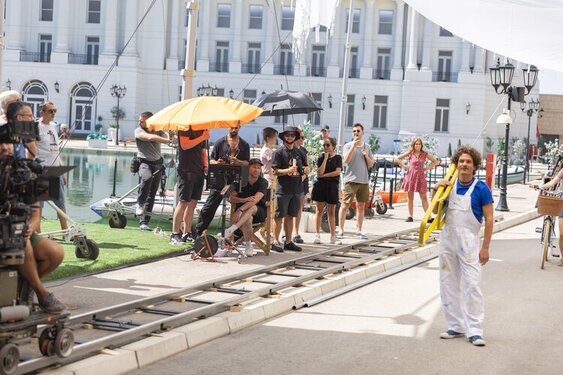ŠTA DONOSE NAJNOVIJE IZMENE ZAKONA O STRANCIMA I ZAKONA O ZAPOŠLJAVANJU STRANACA ZA LICA ANGAŽOVANA U FILMSKOJ INDUSTRIJI?  
